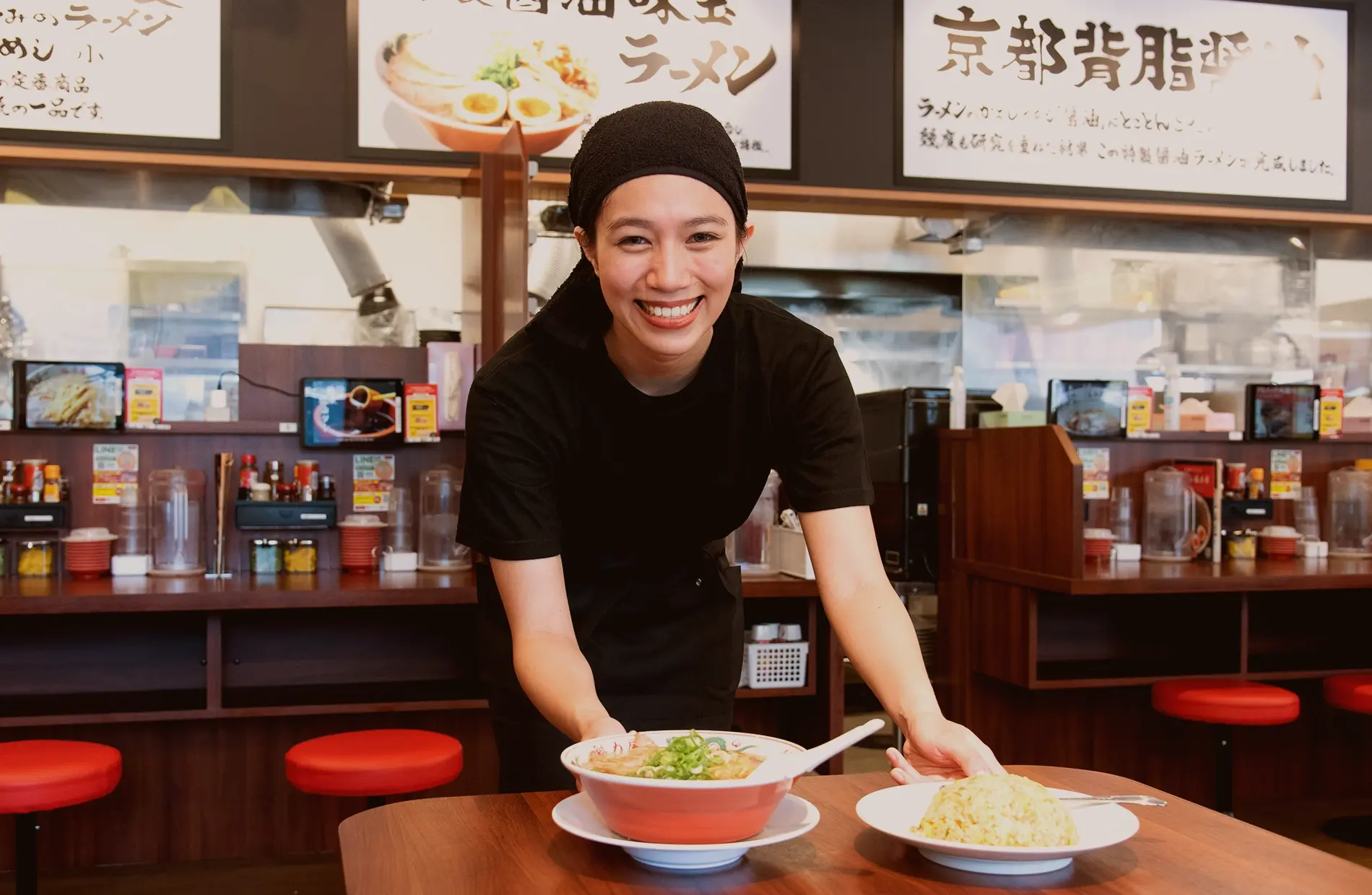 ラーメンを提供する厨房の様子