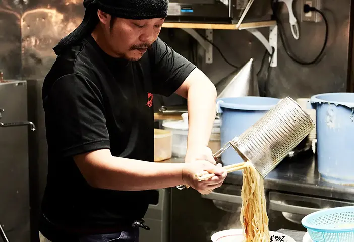 食を通じて人をつなぐ様子