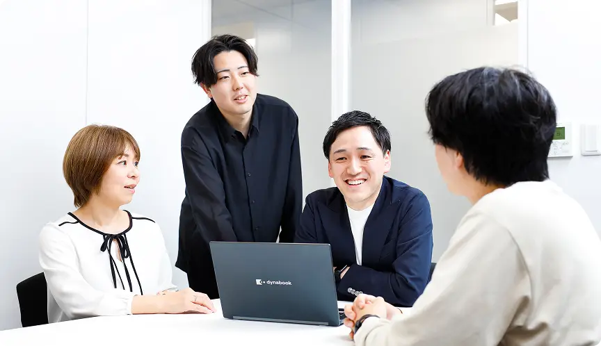 会議室で話し合うビジネスパーソンの様子