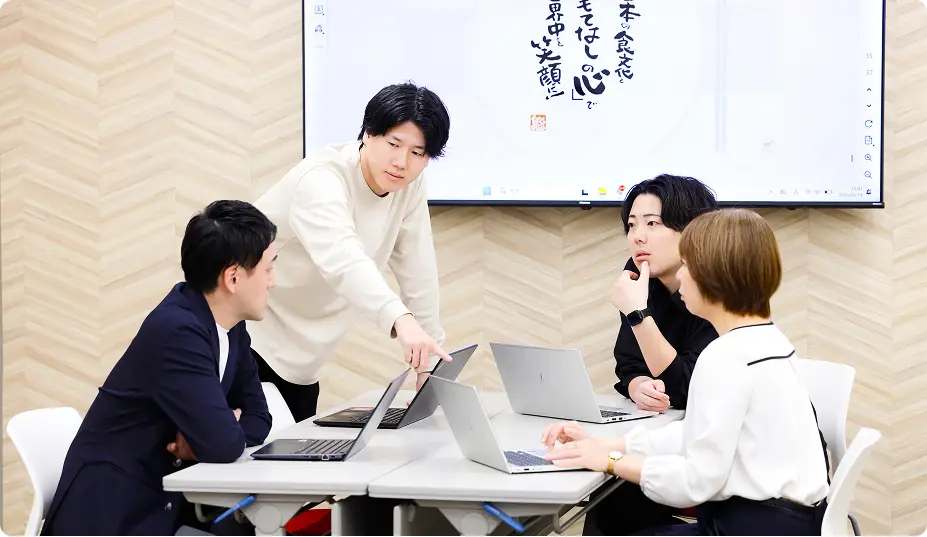 オフィスで打ち合わせをするビジネスパーソンたちの様子