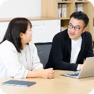 オフィスで打ち合わせする様子