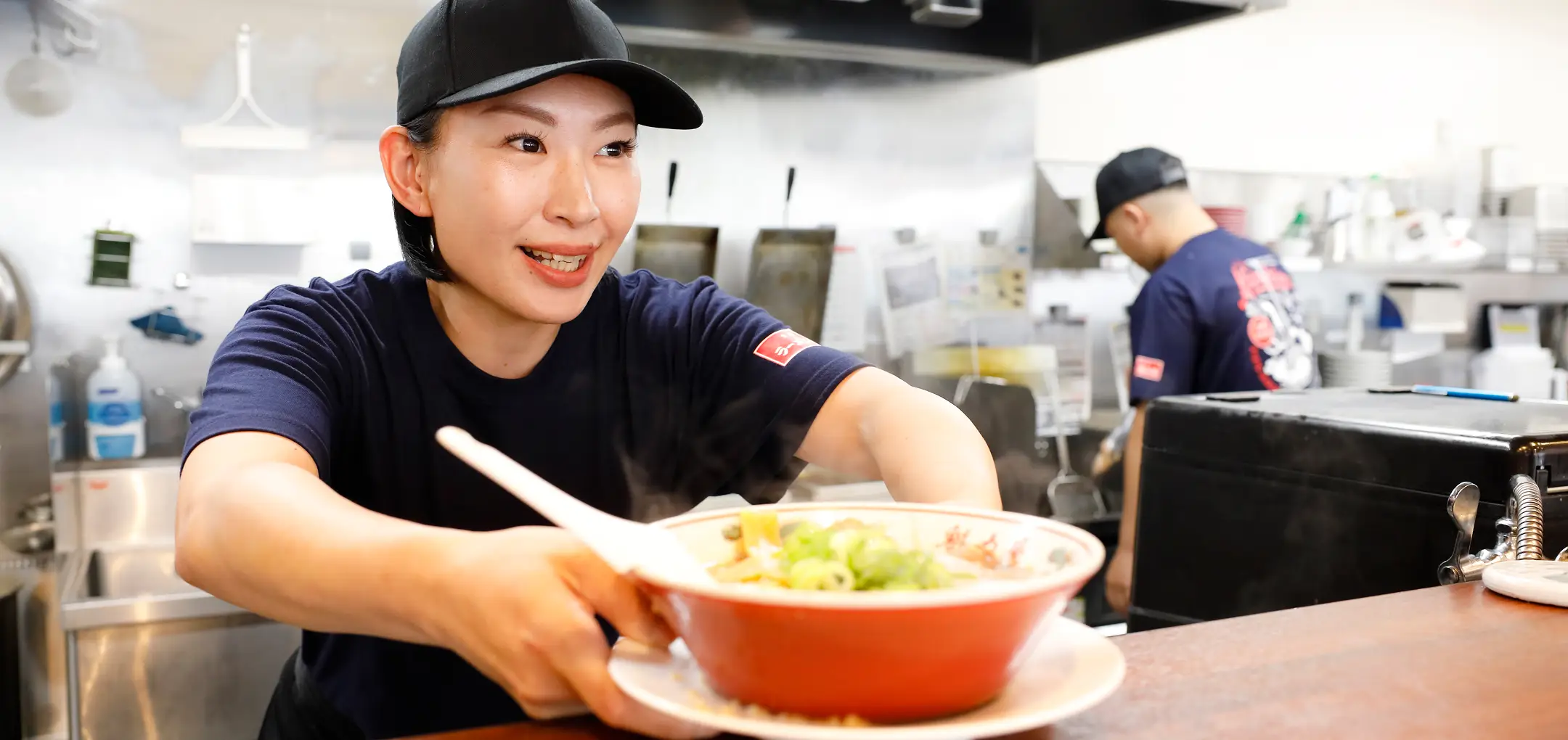 笑顔でお客様を迎えるスタッフの様子