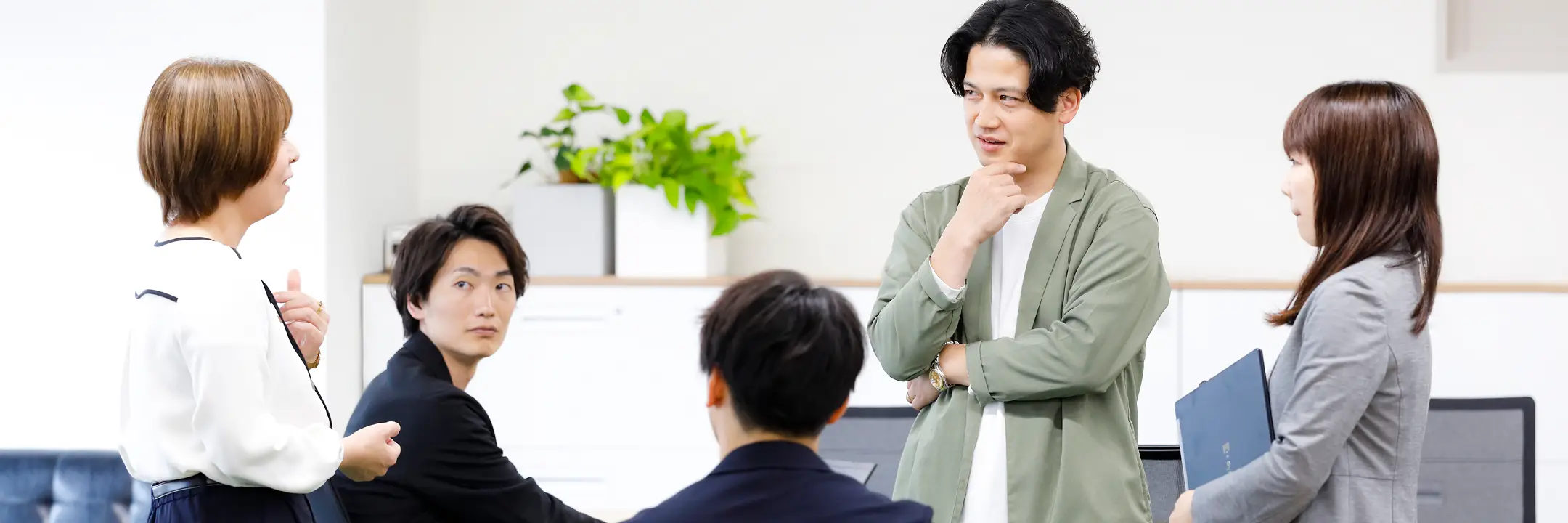 オフィスで打ち合わせをするビジネスパーソンの様子