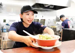 厨房で笑顔のスタッフ