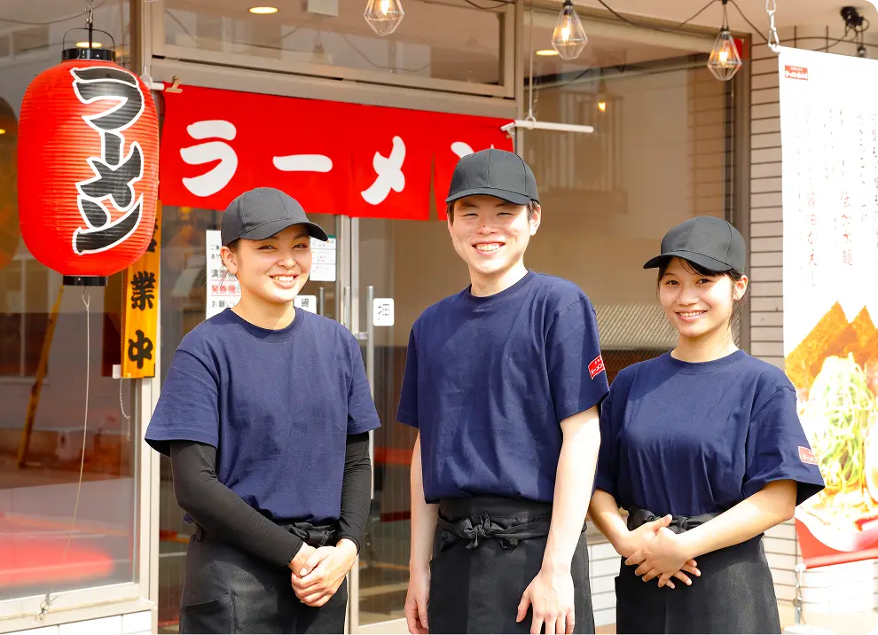 店舗前で笑顔のスタッフ2名の様子